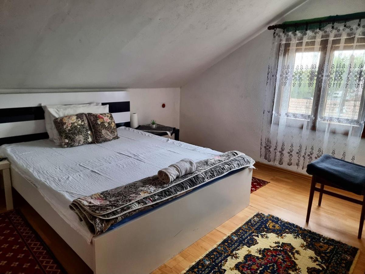 Guesthouse Sobi-Rooms Gradsko Exterior photo
