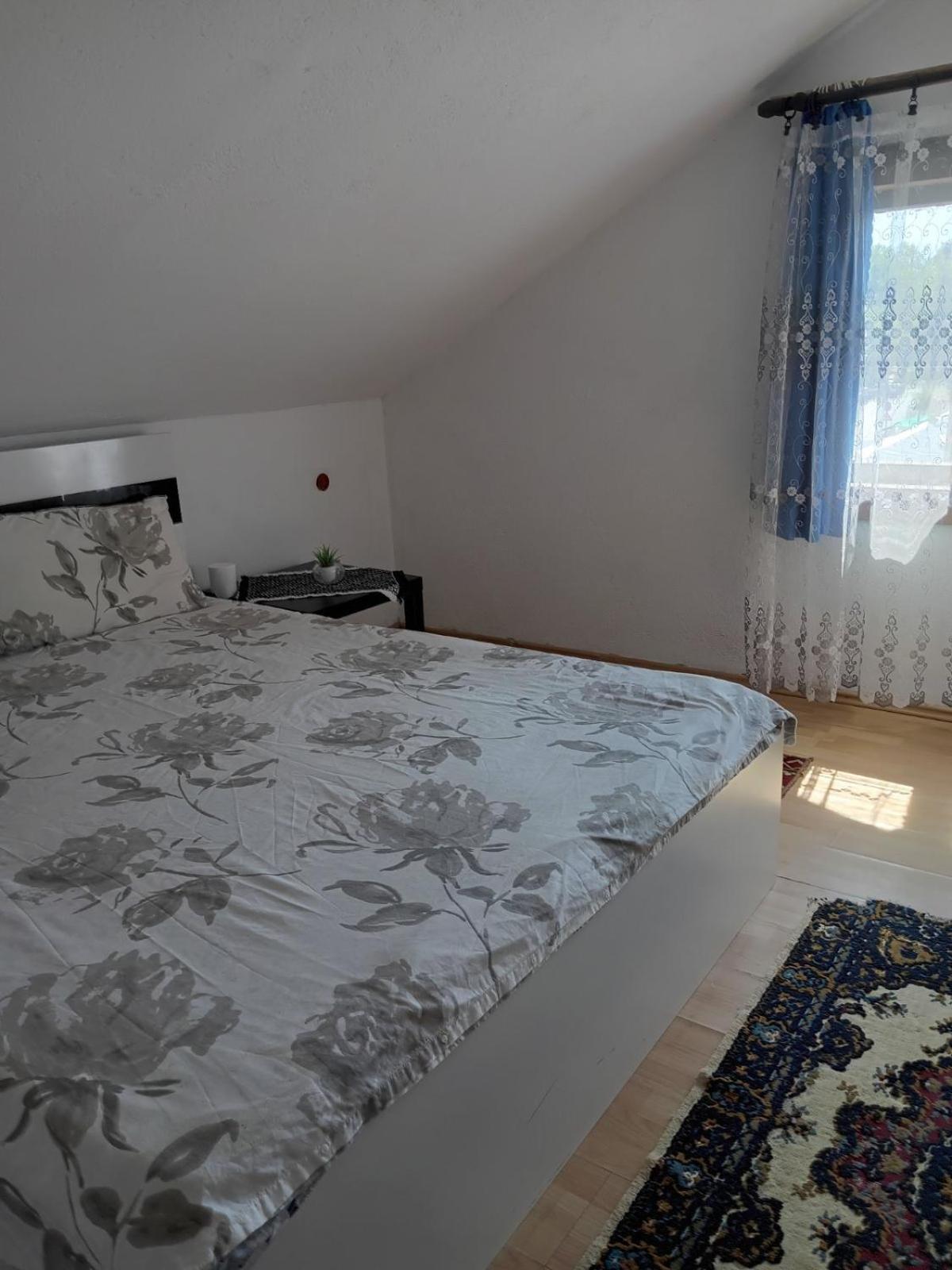 Guesthouse Sobi-Rooms Gradsko Exterior photo