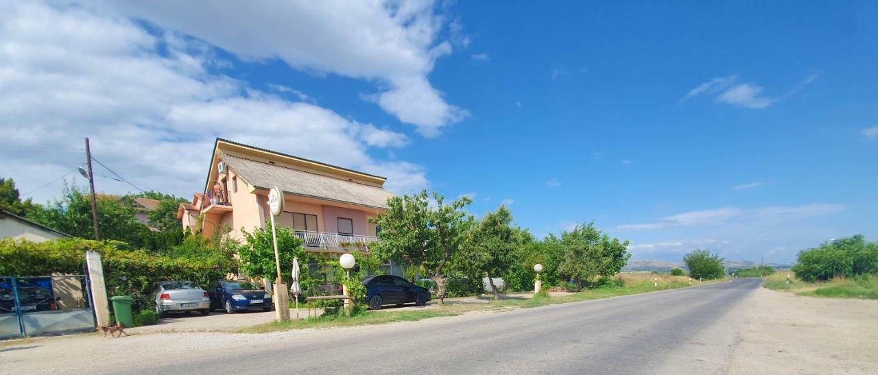 Guesthouse Sobi-Rooms Gradsko Exterior photo